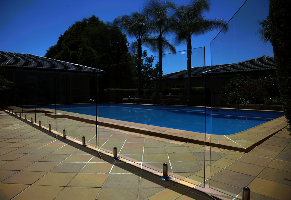 Frameless-pool-fence-Dome-Spigots